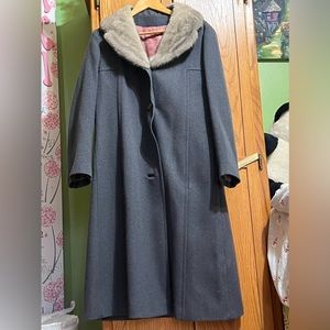 Women’s vintage coat with fur collar